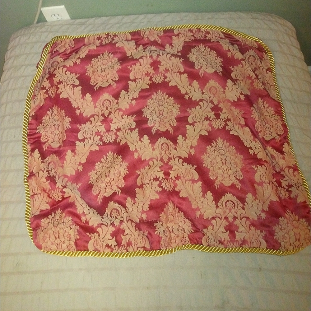 6 Red and gold pillow cases with padding
